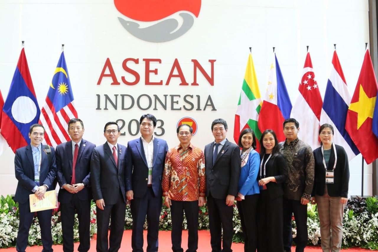 Bo truong Ngoai giao Bui Thanh Son va cac thanh vien doan dai bieu Viet Nam min - AMMR 2023: ASEAN củng cố cộng đồng, vượt qua khó khăn, phát huy vị thế