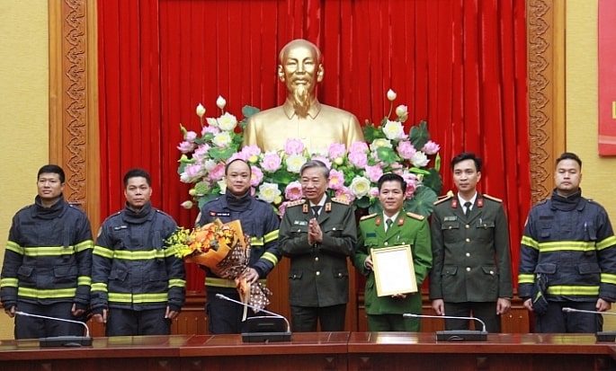 Bo truong To Lam trao quyet dinh min - Phát huy giá trị của quốc gia - dân tộc