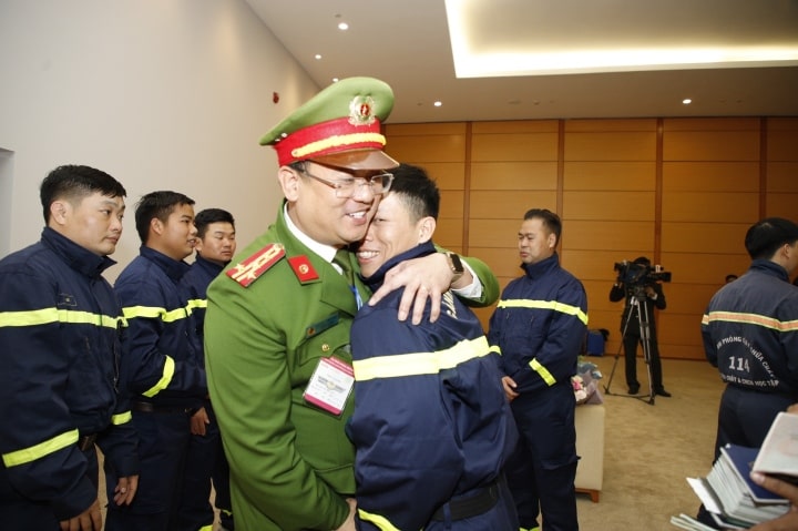 Dai ta Pham Trung Hieu Truong phong Canh sat PCCCCNCH min - Hoàn thành nhiệm vụ ở Thổ Nhĩ Kỳ, Đoàn cứu hộ Bộ Công an về nước