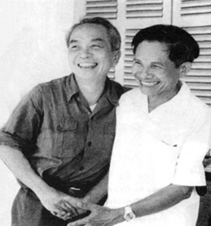 Đại tướng Võ Nguyên Giáp cùng Bí thư Tỉnh ủy Hồ Nghinh với "Nụ cười chiến thắng".