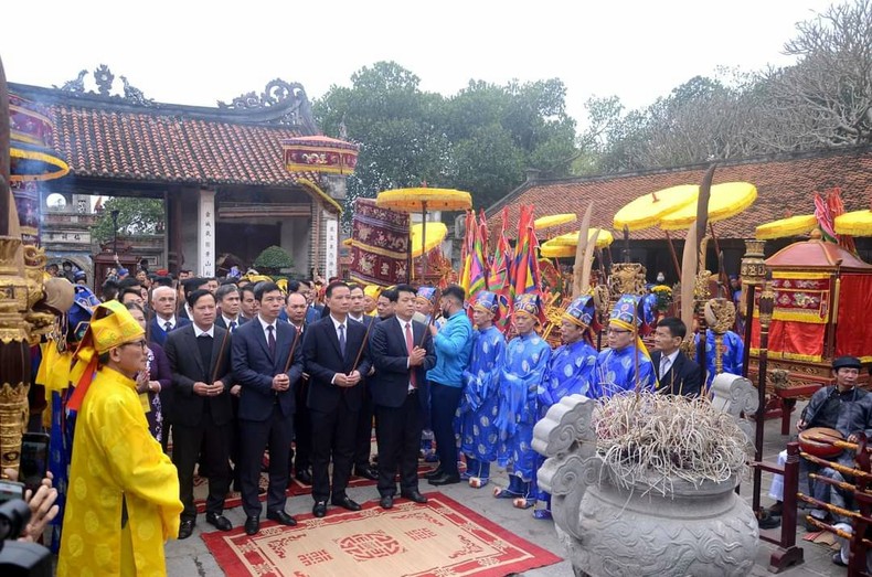 Dâng hương tưởng nhớ An Dương Vương tại Lễ hội Cổ Loa Xuân Quý Mão 2023.