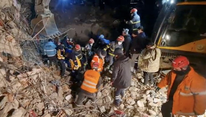 Hien truong tim thay 4 thi the min - Cảnh sát Việt Nam đưa 4 thi thể bị vùi lấp sau động đất ở Thổ Nhĩ Kỳ ra ngoài