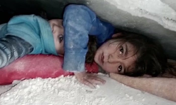 Jinan che chan cho em trai Abdullah. min - Thảm họa động đất: Bé gái Syria 5 tuổi che chắn cho em trai giờ ra sao?