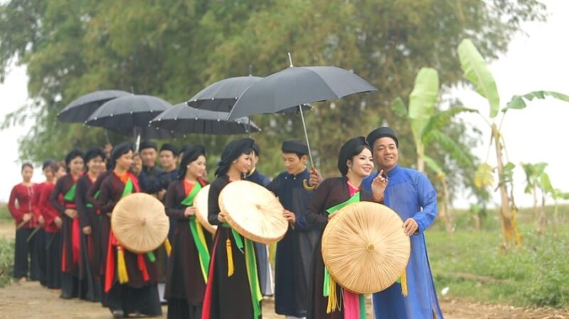 Muon di hat Quan ho phai co bon bon nam hoac nu min 800x449 - Những phong tục của người quan họ Bắc Ninh không phải ai cũng biết