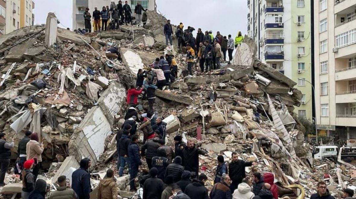 Ngoi nha cao tang o Adana min - Số người chết do động đất ở Thổ Nhĩ Kỳ và Syria vượt 37.000