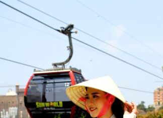 Người con gái với áo dài quê hương