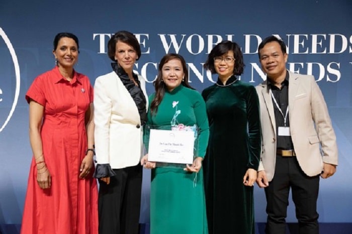 PGS.  GS - TS Hồ Thị Thanh Vân (giữa) nhận Giải thưởng Nhà khoa học trẻ tài năng quốc tế 2022