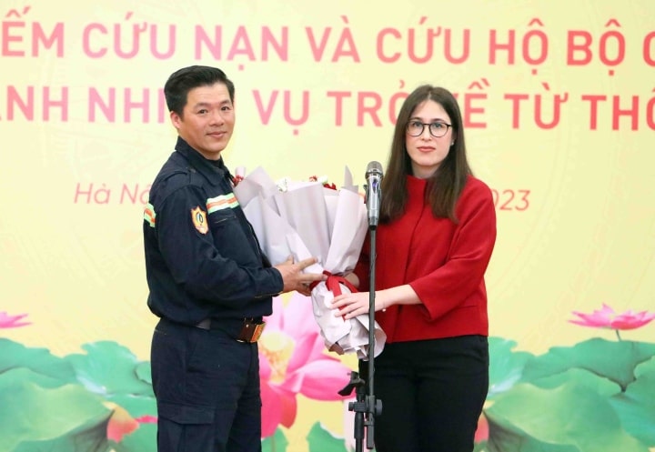 Pho Dai su Tho Nhi Ky tai Viet Nam Devletsah Yayan tang hoa min - Hoàn thành nhiệm vụ ở Thổ Nhĩ Kỳ, Đoàn cứu hộ Bộ Công an về nước