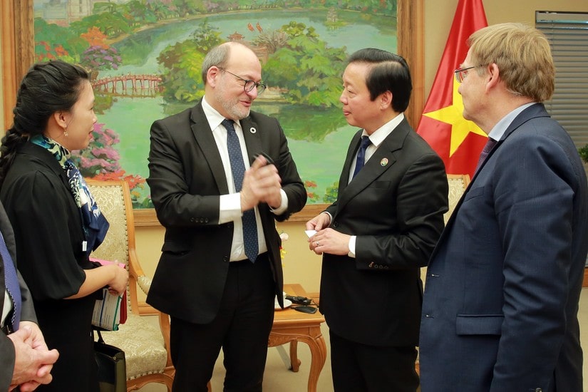 Pho Thu tuong Tran Hong Ha trao doi voi ong Remy Rioux min - Phó Thủ tướng: Công nghệ là 'vaccine' ứng phó biến đổi khí hậu