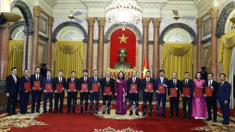 Quyen Chu tich nuoc Vo Thi Anh Xuan voi cac dai su - Quyền Chủ tịch nước trao quyết định bổ nhiệm Đại sứ Việt Nam tại nước ngoài
