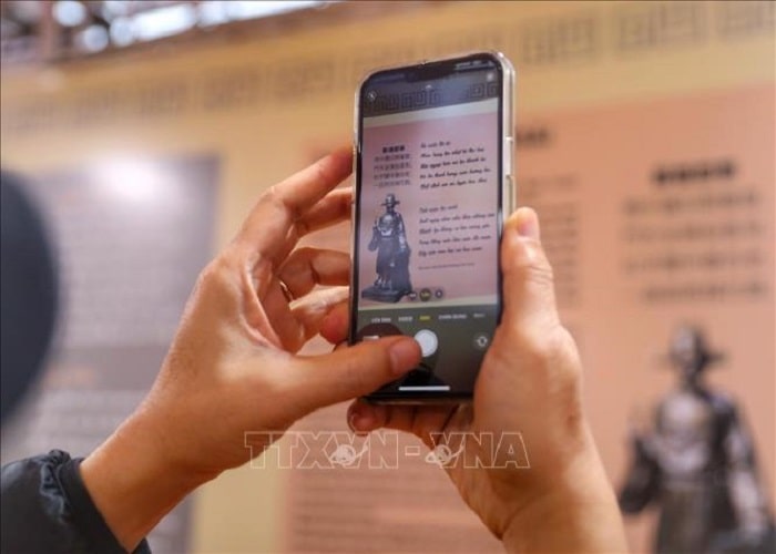 Ngày 5/2/2023 (tức ngày Rằm tháng Giêng năm Quý Mão), tại Hoàng thành Thăng Long (Hà Nội) diễn ra nhiều hoạt động trong khuôn khổ Ngày thơ Việt Nam 2023 với chủ đề "Nhịp điệu mới". Trong ảnh: Du khách chụp ảnh lưu niệm tại Nhà Ký ức.