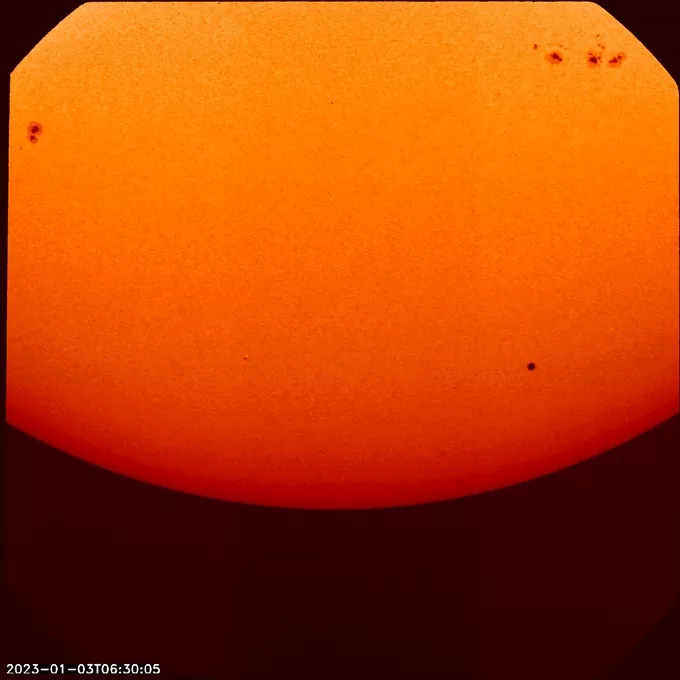 Sao Thuy la cham den nho - Khoảnh khắc hiếm gặp sao Thủy đi qua Mặt trời được tàu vũ trụ ghi lại