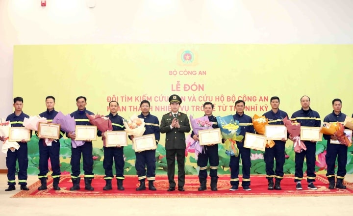 Thu truong Bo Cong an Le Quoc Hung trao Bang khen min - Hoàn thành nhiệm vụ ở Thổ Nhĩ Kỳ, Đoàn cứu hộ Bộ Công an về nước