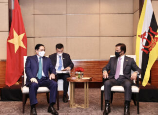 Thủ tướng Phạm Minh Chính và Quốc Vương Brunei Hassanal Bolkiah nhân dịp tham dự Hội nghị Các nhà lãnh đạo ASEAN (4/2021).