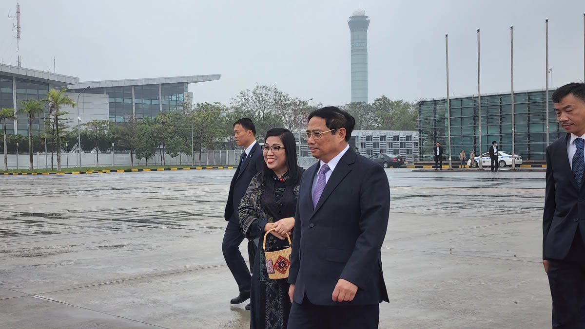 Thu tuong phu nhan cung doan cap cao Viet Nam min - Thủ tướng và phu nhân lên đường thăm chính thức Singapore và Brunei