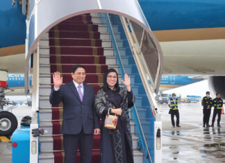 Thủ tướng và phu nhân lên đường thăm chính thức Singapore và Brunei