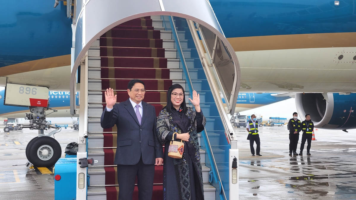 Thu tuong va phu nhan len duong min - Thủ tướng và phu nhân lên đường thăm chính thức Singapore và Brunei