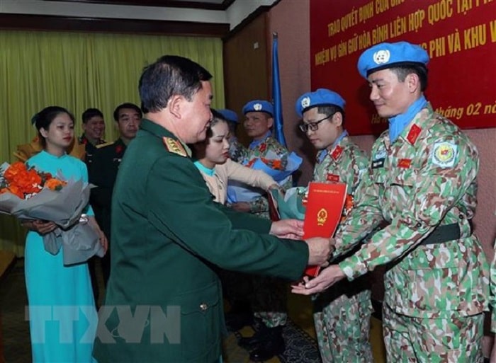 Thuong tuong Hoang Xuan Chien trao quyet dinh cho cac sy quan min - Trao quyết định cho 7 sỹ quan làm nhiệm vụ gìn giữ hòa bình LHQ