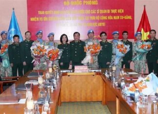 Thượng tướng Hoàng Xuân Chiến và đại diện các cơ quan thuộc Bộ Quốc phòng chúc mừng các sỹ quan lên đường nhận nhiệm vụ và các sĩ quan vừa hoàn thành nhiệm vụ trở về.