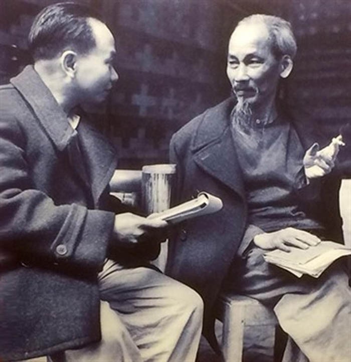 Tong Bi thu Truong Chinh trao doi voi Chu tich Ho Chi Minh min - Tư tưởng Hồ Chí Minh về văn hóa và bản Đề cương Văn hóa 1943