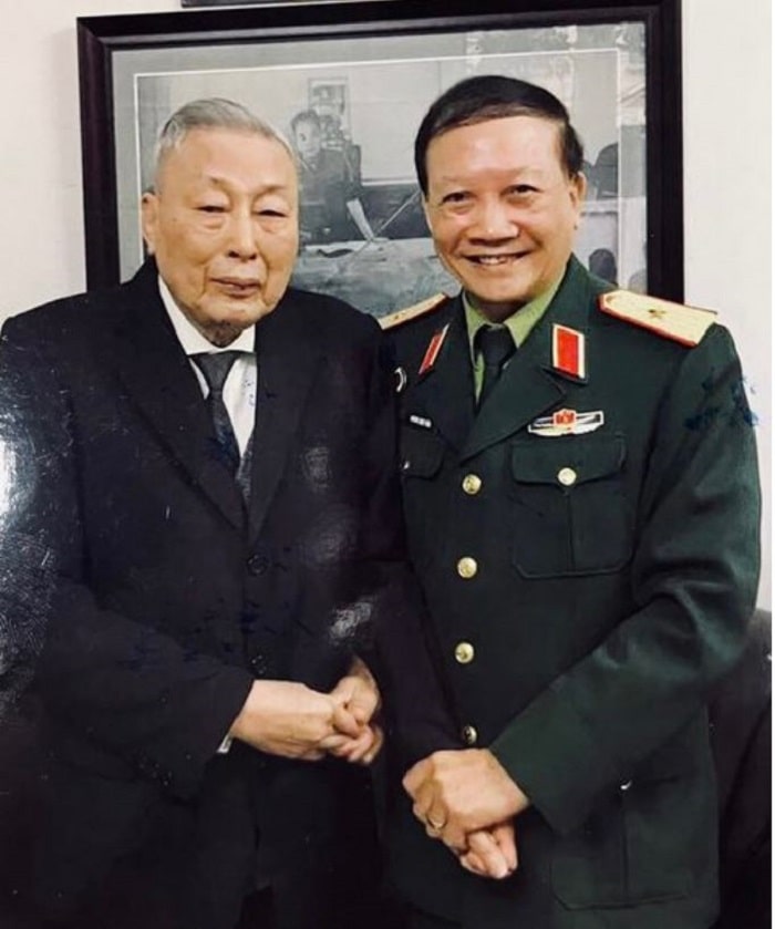 Trung tuong Dong Sy Nguyen voi Thieu tuong Hoang Anh Tuan min - Trung tướng Đồng Sĩ Nguyên: Vị tướng của Trường Sơn huyền thoại - Tác giả: Nhà văn Phùng Văn Khai