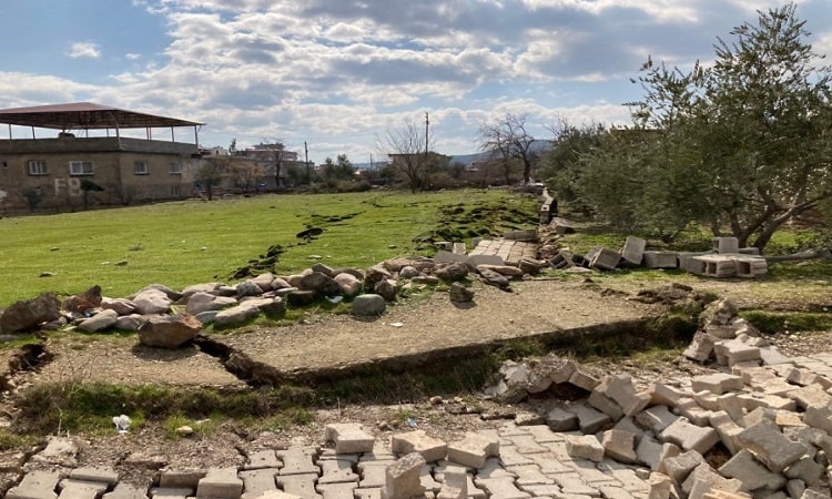 Vet nut chay qua thanh pho Hassa min - Xuất hiện hai vết nứt lớn chưa từng có ở biên giới Thổ Nhĩ Kỳ - Syria