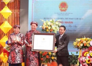 Tết Nguyên tiêu ở Hội An là di sản văn hóa phi vật thể quốc gia Đại diện Bộ Văn hóa - Thể thao và Du lịch trao bằng Di sản văn hóa phi vật thể quốc gia Tết Nguyên tiêu ở Hội An.