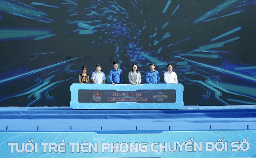 Quyền Chủ tịch nước Võ Thị Ánh Xuân và các đại biểu thực hiện nghi thức nhấn nút khởi động Tháng thanh niên 2023.