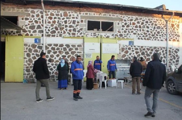 nguoi noi khac chay den Erzin min - Một thị trấn Thổ Nhĩ Kỳ còn nguyên vẹn dù nằm ở khu vực động đất
