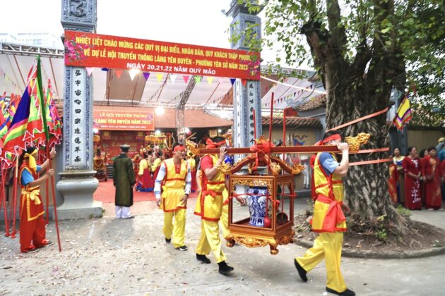 S&aacute;ng 11/3 (21/2 &Acirc;m lịch), đo&agrave;n rước nước Lễ hội l&agrave;ng Y&ecirc;n Duy&ecirc;n xuất ph&aacute;t từ đ&igrave;nh sau khi l&agrave;m lễ.