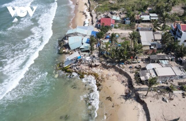 1 min 13 645x420 - Video: Hình ảnh sạt lở bờ biển nghiêm trọng, đe dọa nhà cửa, tài sản của người dân Quảng Nam