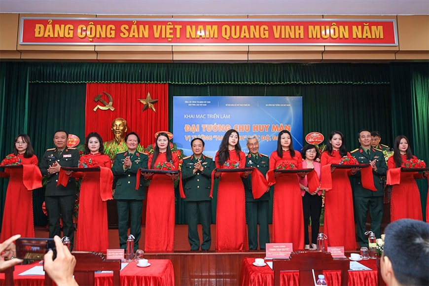 Các đại biểu cắt băng khai mạc triển lãm.