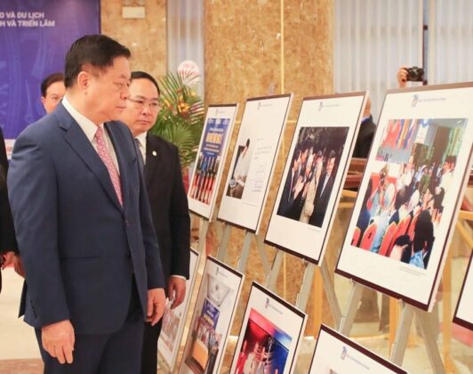 Đồng ch&iacute; Nguyễn Trọng Nghĩa, B&iacute; thư Trung ương Đảng, Trưởng Ban Tuy&ecirc;n gi&aacute;o Trung ương c&ugrave;ng c&aacute;c đại biểu tham quan trưng b&agrave;y ảnh tại lễ kỷ niệm. (Ảnh: Thanh T&ugrave;ng/TTXVN)