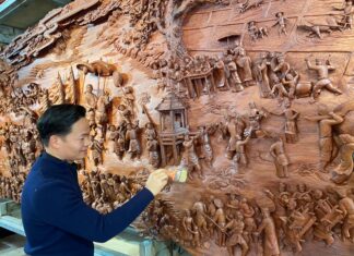 Phía sau bức tranh gỗ ‘Vinh quy bái tổ’ vừa lập 2 kỷ lục Việt Nam Phía sau bức tranh gỗ ‘Vinh quy bái tổ’ vừa lập 2 kỷ lục Việt Nam
