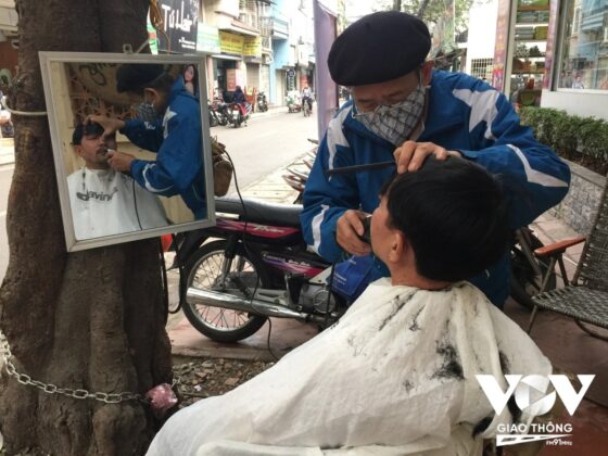C&oacute; những người thợ cắt t&oacute;c d&agrave;nh cả đời h&agrave;nh nghề b&ecirc;n một gốc c&acirc;y g&oacute;c phố. Kh&aacute;ch h&agrave;ng của họ chủ yếu l&agrave; những kh&aacute;ch quen đ&atilde; "trung th&agrave;nh" qua nhiều năm