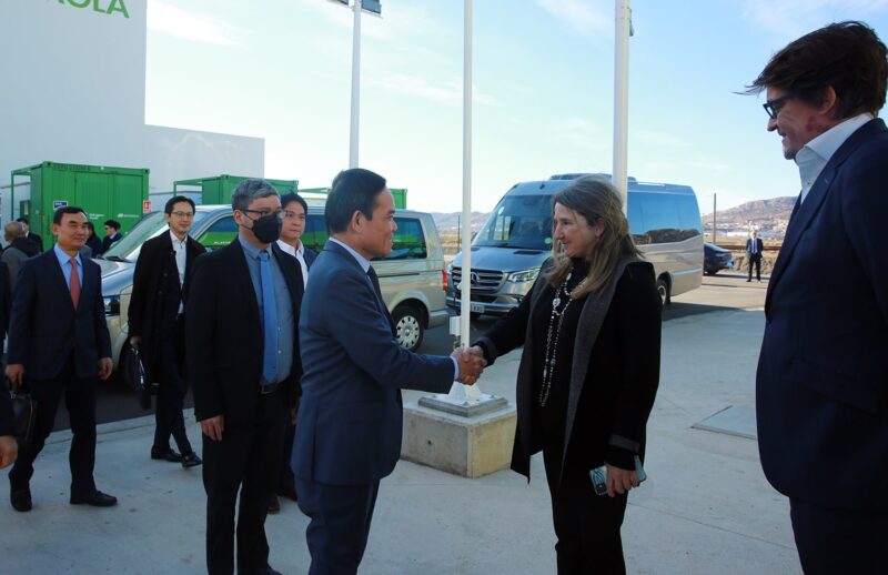 Bà Celia Roldan, Giám đốc phụ trách các vấn đề thể chế của Tập đoàn Iberdrola, đón Phó Thủ tướng và Đoàn đến thăm nhà máy hydro xanh tại Puertollano - Ảnh: VGP/Hải Minh
