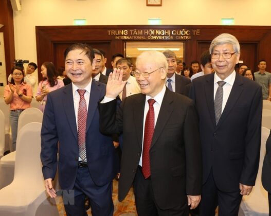 Tổng B&iacute; thư Nguyễn Ph&uacute; Trọng đến dự lễ kỷ niệm 60 năm Chủ tịch Hồ Ch&iacute; Minh gặp mặt đội ngũ tr&iacute; thức (18/5/1963-18/5/2023) v&agrave; 40 năm Ng&agrave;y th&agrave;nh lập Li&ecirc;n hiệp c&aacute;c Hội Khoa học v&agrave; Kỹ thuật Việt Nam (26/3/1983-26/3/2023). (Ảnh: Tr&iacute; Dũng/TTXVN)