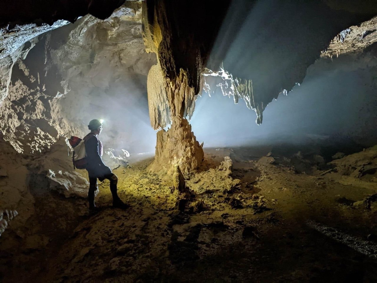 Hiệp hội Hang động Hoàng Gia Anh đã phát hiện hệ thống hang động nguyên sơ, dài hơn 3,3km tại Quảng Bình. 