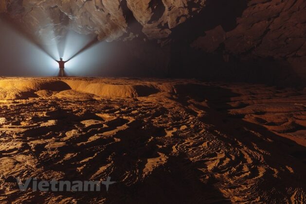 Hang Va nằm tr&ecirc;n Km28 của đường Hồ Ch&iacute; Minh nh&aacute;nh T&acirc;y, chỉ c&aacute;ch cửa sau hang Sơn Đo&ograve;ng 50m. (Ảnh: Ng&ocirc; Trần Hải An/Vietnam+)