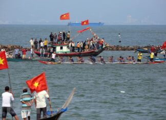 Đà Nẵng đua thuyền trên sông Hàn chào mừng ngày giải phóng thành phố