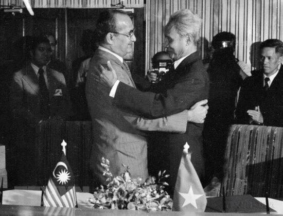 Thủ tướng Malaysia Hussein bin Dato Onn v&agrave; Thủ tướng Phạm Văn Đồng sau lễ k&yacute; Tuy&ecirc;n bố chung Việt Nam-Malaysia, ng&agrave;y 15/10/1978. (Ảnh: Xu&acirc;n L&acirc;m/TTXVN)