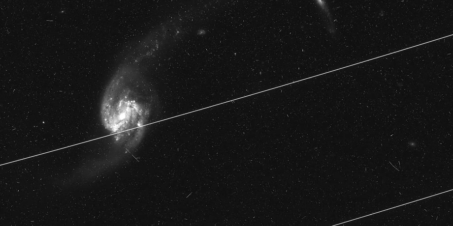 Có hàng nghìn vệ tinh nhân tạo trong không gian và con số này dự kiến còn tăng lên. Ảnh: NASA, ESA, Kruk,…