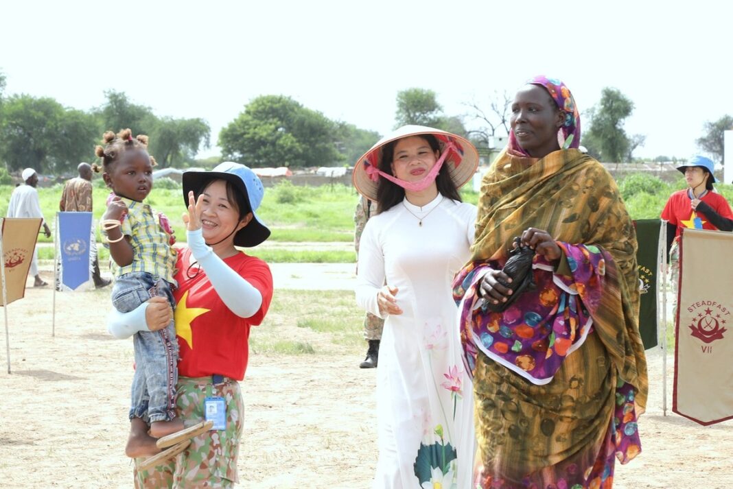 Đ&oacute;n tiếp người d&acirc;n địa phương đến kh&aacute;m bệnh