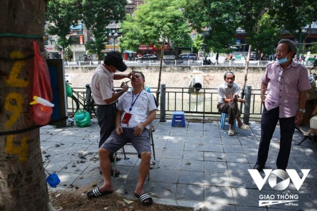 Cửa hiệu ch&iacute;nh l&agrave; một gốc c&acirc;y...