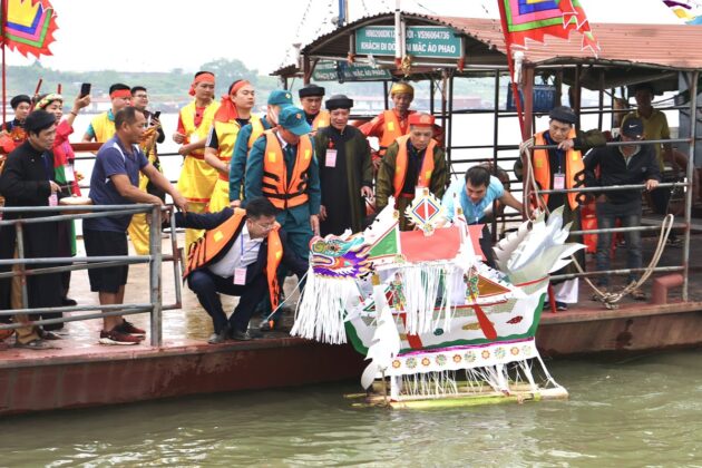 Thuyền giấy được thả tr&ocirc;i giữa d&ograve;ng s&ocirc;ng Hồng.