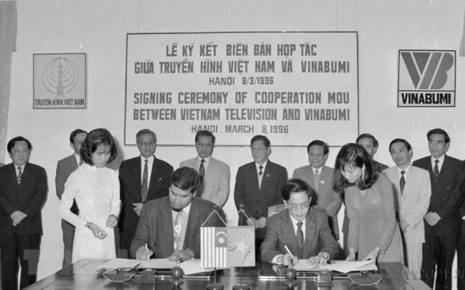 Thủ tướng Malaysia Mahathir Mohamad chứng kiến Lễ k&yacute; kết hợp t&aacute;c giữa Đ&agrave;i Truyền h&igrave;nh Việt Nam v&agrave; C&ocirc;ng ty Vinabumi của Malaysia, ng&agrave;y 8/3/1996. (Ảnh: Kim H&ugrave;ng/TTXVN)