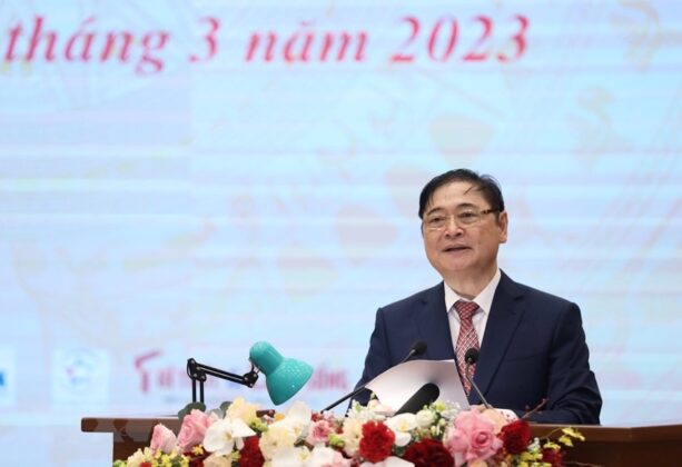 Chủ tịch Li&ecirc;n hiệp c&aacute;c hội Khoa học v&agrave; Kỹ thuật Việt Nam Phan Xu&acirc;n Dũng đọc diễn văn kỷ niệm. (Ảnh: Ho&agrave;ng Hiếu/TTXVN)