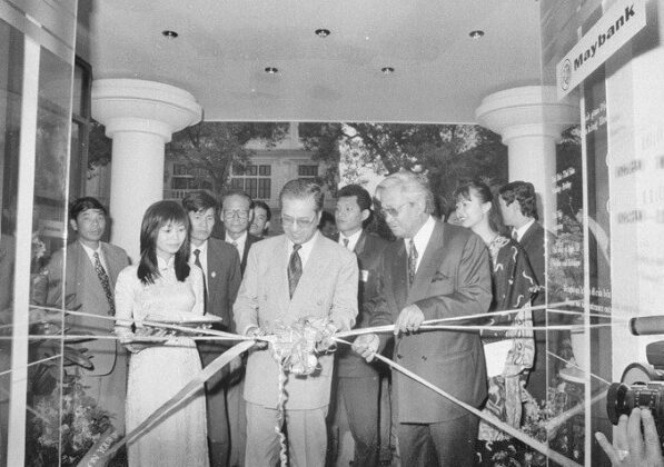 Ng&agrave;y 7/3/1996, Thủ tướng Malaysia Mahathir Mohamad cắt băng khai trương Chi nh&aacute;nh Ng&acirc;n h&agrave;ng Maybank tại H&agrave; Nội. (Ảnh: Kim H&ugrave;ng/TTXVN)
