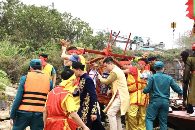 Nước trong b&igrave;nh sau khi lễ sẽ được d&ugrave;ng để rửa c&aacute;c vật thờ c&uacute;ng trong đ&igrave;nh l&agrave;ng 2