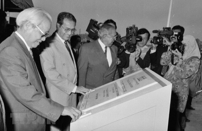 Thủ tướng V&otilde; Văn Kiệt v&agrave; Thủ tướng Malaysia Mahathir Mohamad bấm n&uacute;t khởi c&ocirc;ng x&acirc;y dựng Khu chế xuất Nội B&agrave;i, ng&agrave;y 8/3/1996. (Ảnh: Kim H&ugrave;ng/TTXVN)